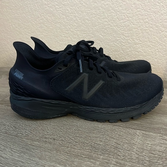New Balance 860 V11 Triple Black Sneakers, Size 7 - Picture 1 of 5